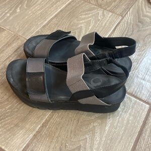 Black and gray otbt sandal size 8m